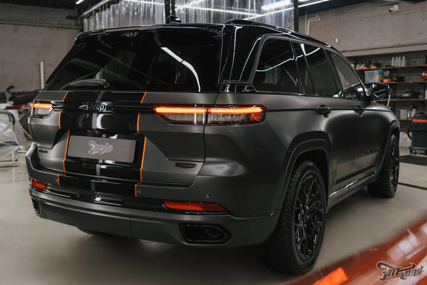 Большой проект по Jeep Grand Cherokee, часть 2: оклейка матовым полиуретаном, татуировки в проемах, защита салона, сухой карбон, пошив нижних частей дверных карт